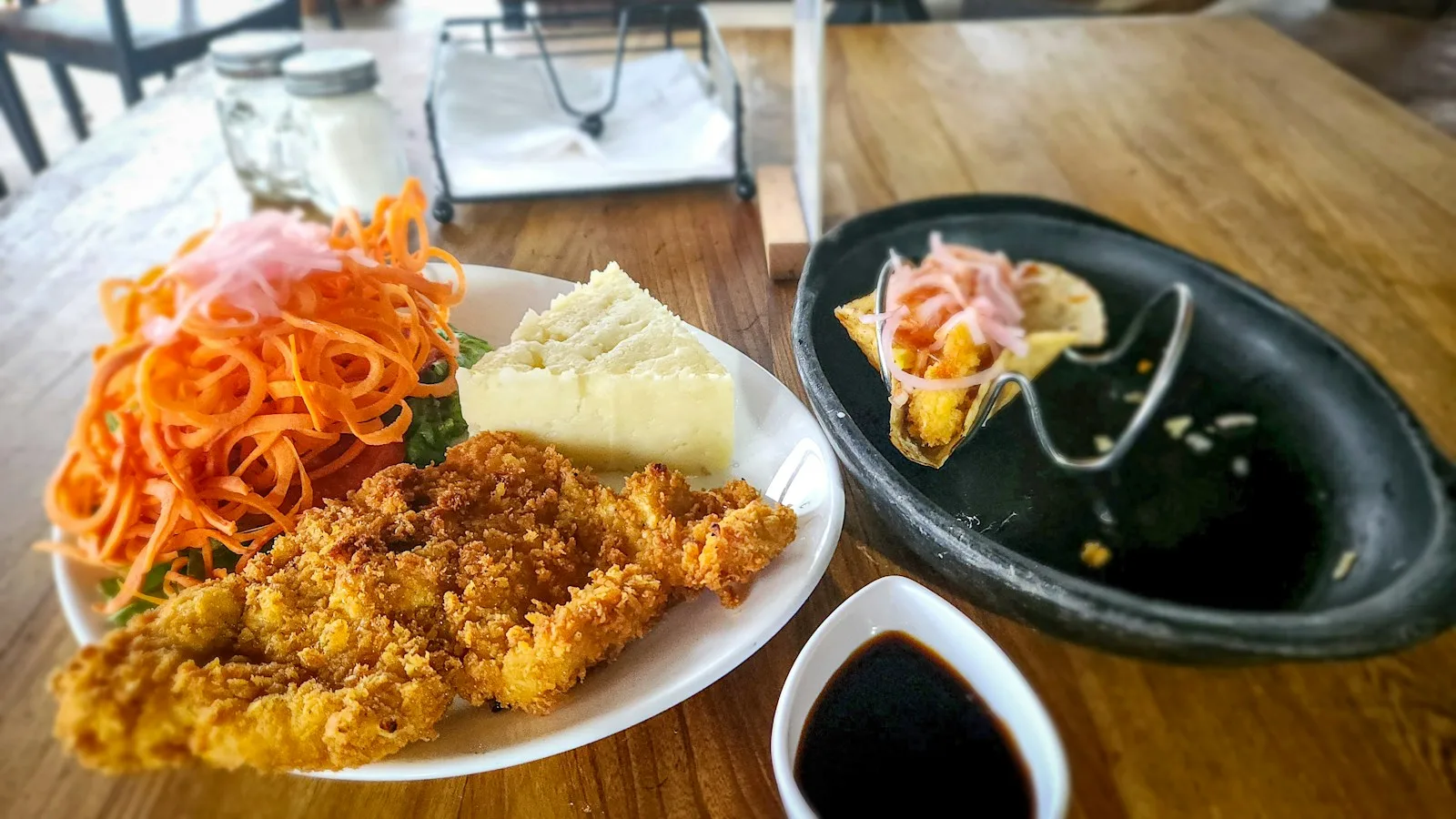 Plateau d'almuerzo corriente colombien avec soupe, riz, poulet, plantain et jus frais