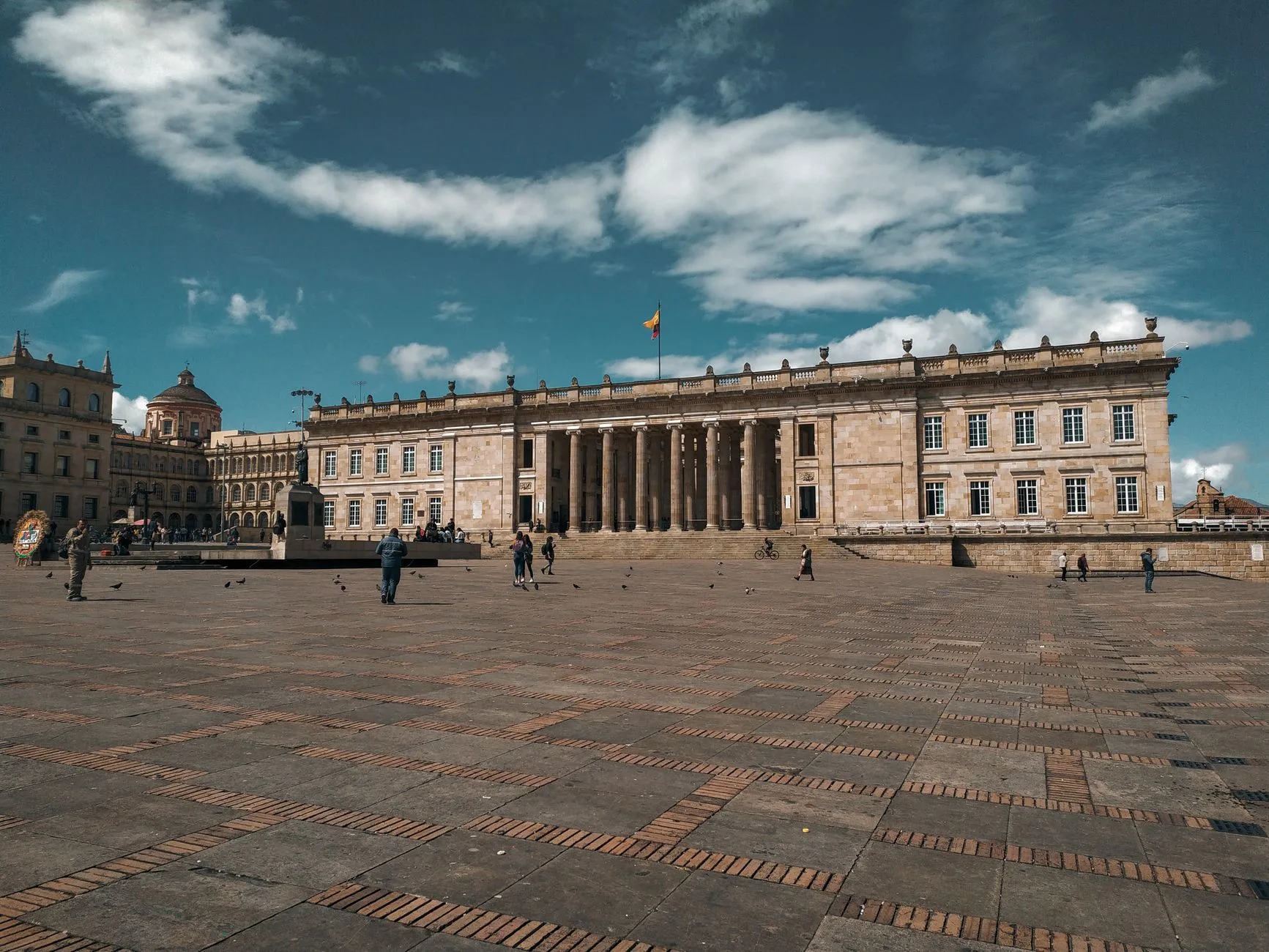 La Plaza de Bolívar à Bogotá avec la Cathédrale Primada et le Capitolio Nacional