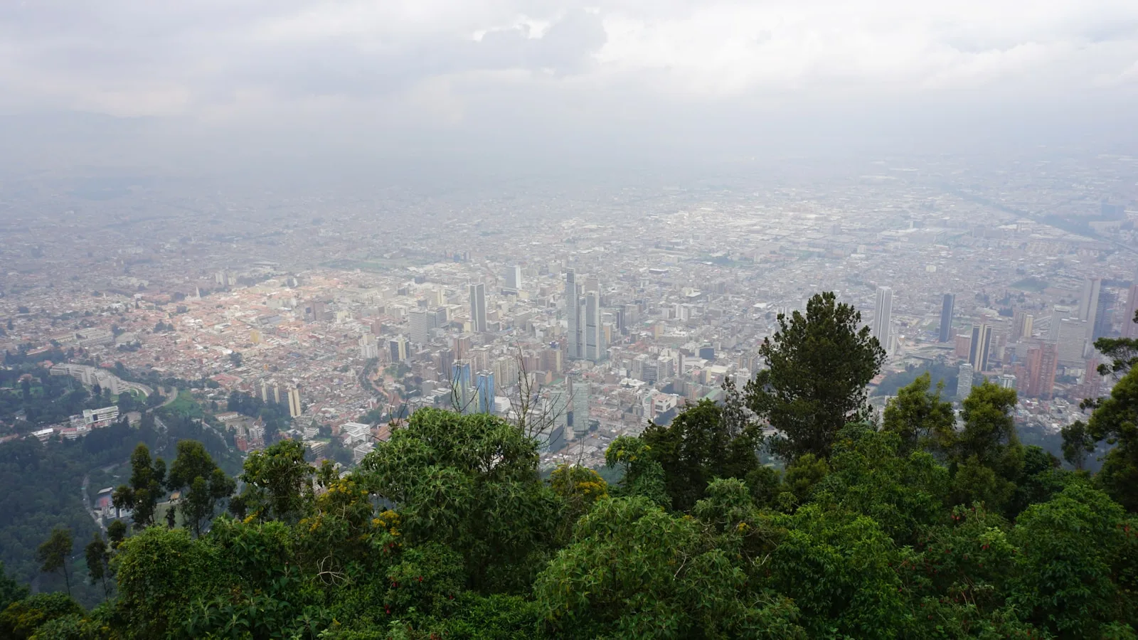 Sanctuaire de Monserrate dominant Bogotá depuis 3 152 mètres d'altitude