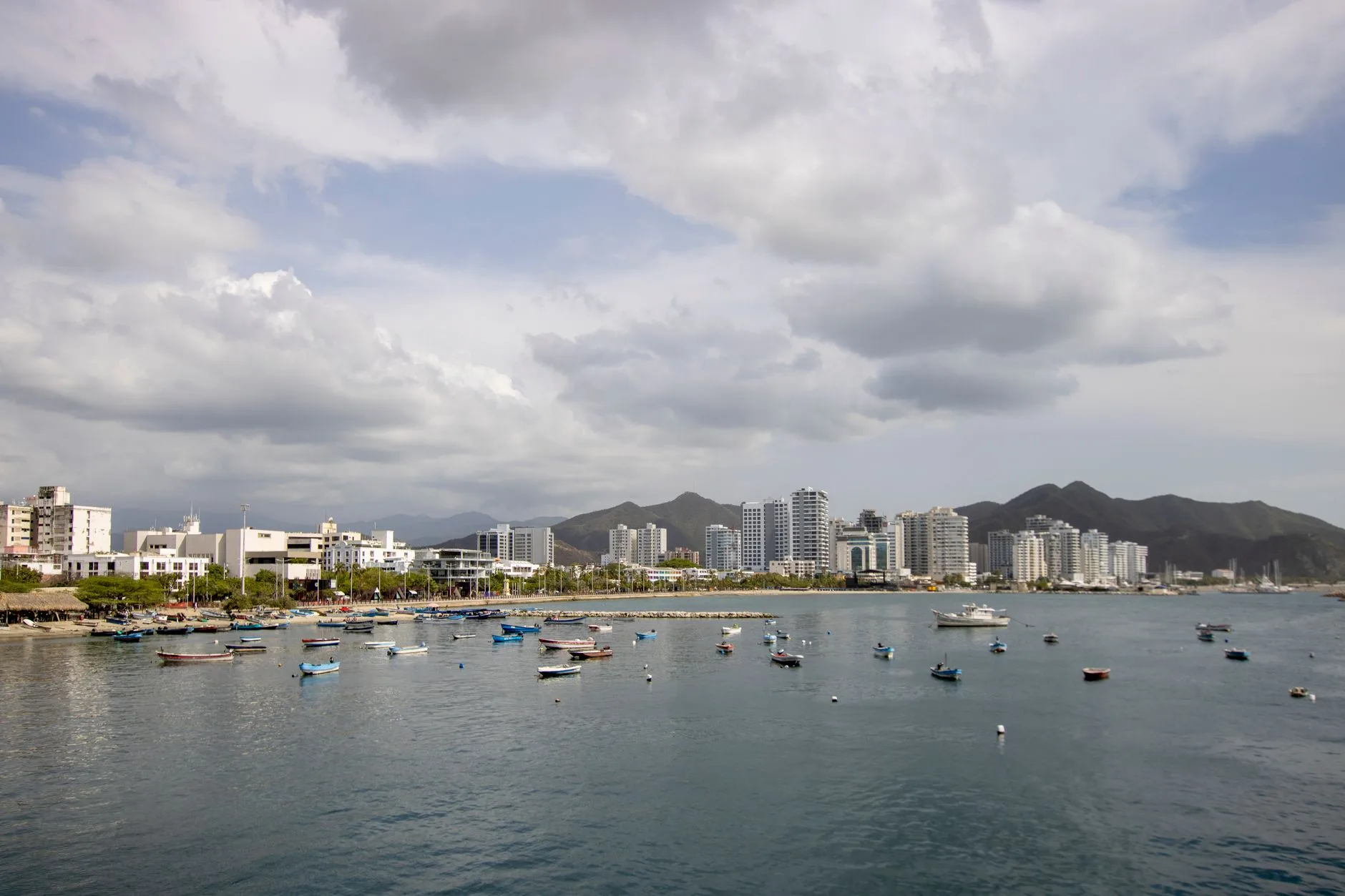 Vue sur la baie de Santa Marta avec la Sierra Nevada en arrière-plan, côte caraïbe de Colombie